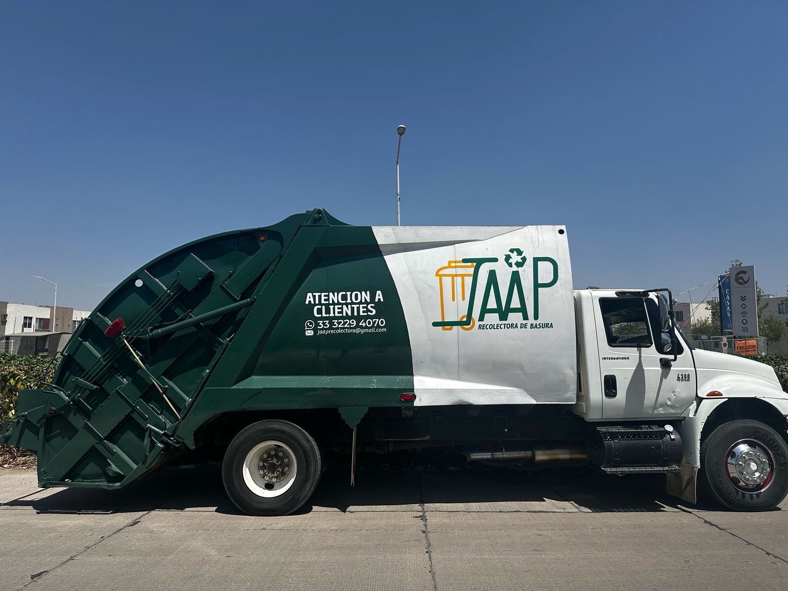 Camión JAAP con logo